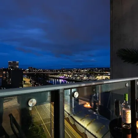Luxurious Penthouse With Bar At Hydro & Secc غلاسغو
