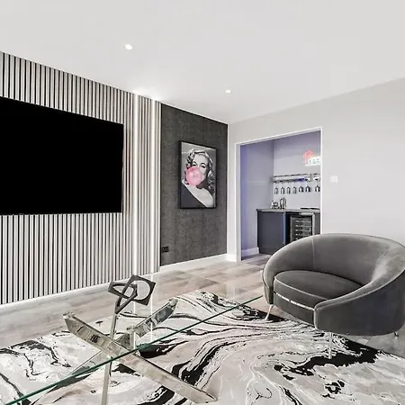 Luxurious Penthouse With Bar At Hydro & Secc شقة *