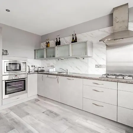 Luxurious Penthouse With Bar At Hydro & Secc