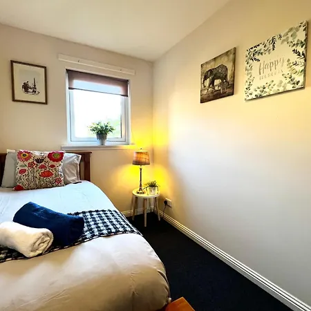 Stylish Modern Flat With Juliet Balcony & Parking Apartment Glasgow
