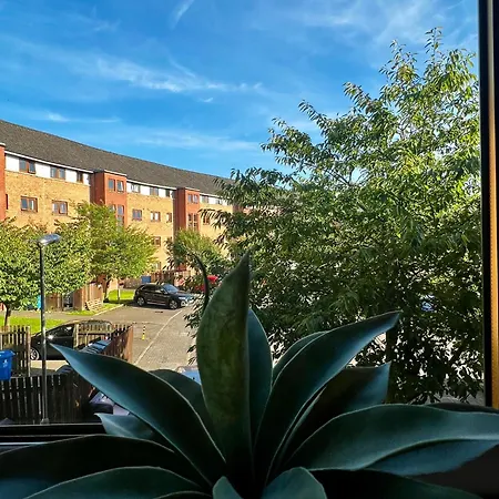 Stylish Modern Flat With Juliet Balcony & Parking グラスゴー