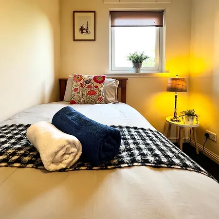 Stylish Modern Flat With Juliet Balcony & Parking *