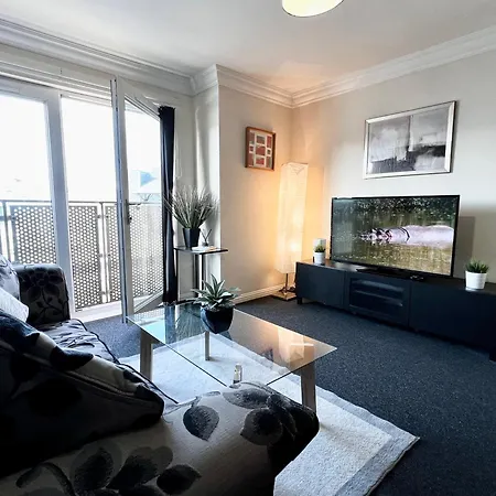 Stylish Modern Flat With Juliet Balcony & Parking