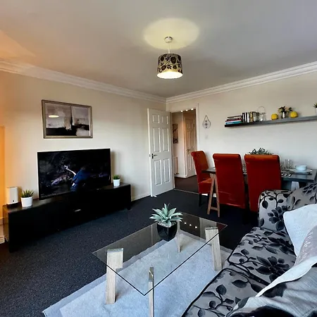 Stylish Modern Flat With Juliet Balcony & Parking דירה *