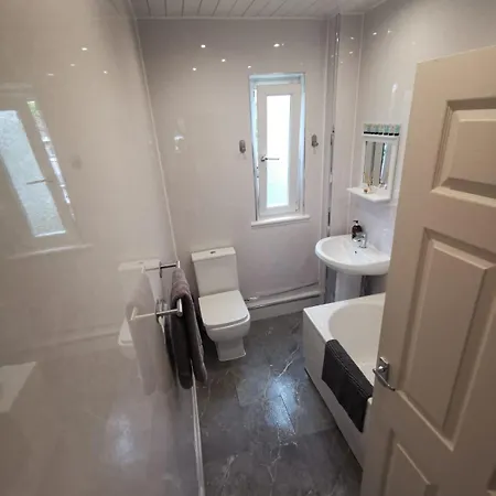 Large 3 Bed, Great For Contractors, With Private Parking Apartment *