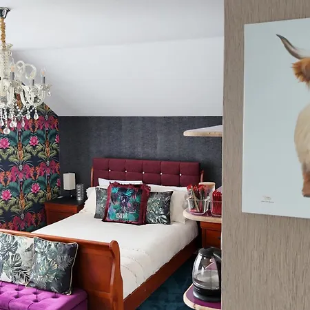Finn Village - Loch Lomond Jungle En-suite Bathroom & Oudoor Hot Tub *