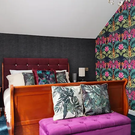 Finn Village - Loch Lomond Jungle En-suite Bathroom & Oudoor Hot Tub Bed & Breakfast