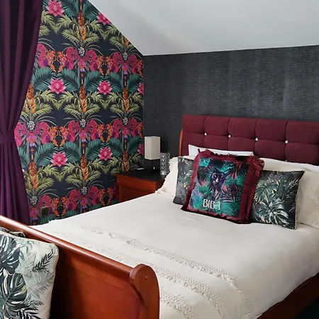 Bed & Breakfast Finn Village - Loch Lomond Jungle En-suite Bathroom & Oudoor Hot Tub