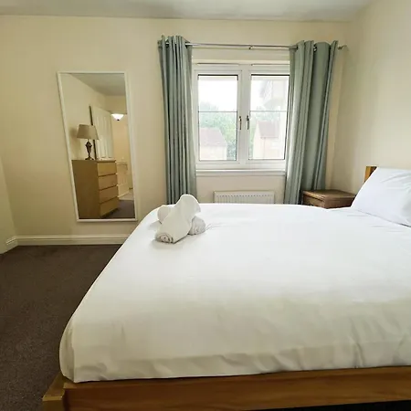 - Entire House - Free Parking , Free Super Fast Wifi , Private Garden & Parking Security Villa *