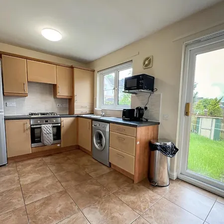 Vila - Entire House - Free Parking , Free Super Fast Wifi , Private Garden & Parking Security