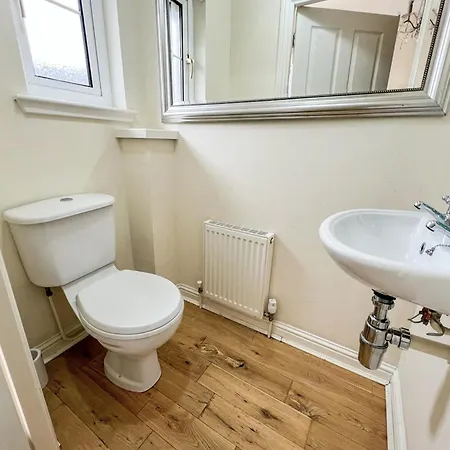- Entire House - Free Parking , Free Super Fast Wifi , Private Garden & Parking Security Glasgow