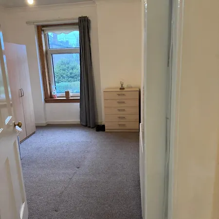 Single Bedroom With Basic Amenities Глазго