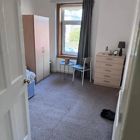 Single Bedroom With Basic Amenities Глазго