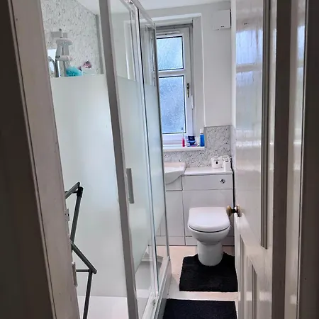 Single Bedroom With Basic Amenities Проживание в семье