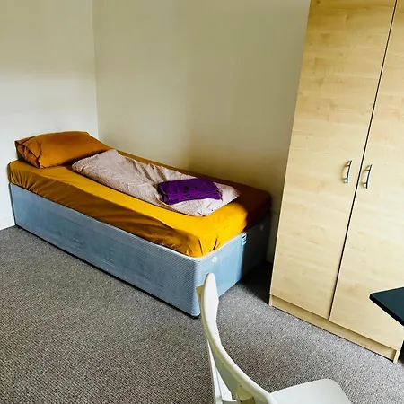 Single Bedroom With Basic Amenities Глазго