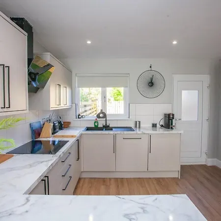 Stylish And Modern 2 Bed House Hébergement de vacances *