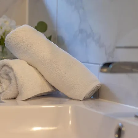 Cosy Palm West End - Pass The Keys