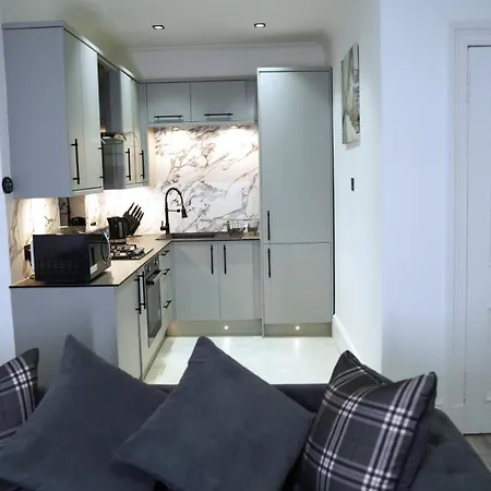 Recently Refurbished 2 Bedroom Apartment! * Glasgow