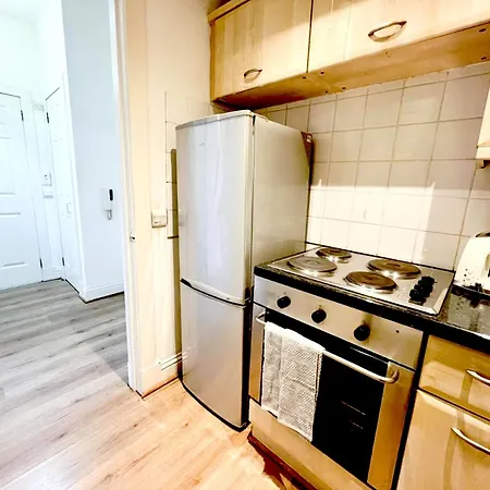 Apartment Chic Retreat In Ibrox *