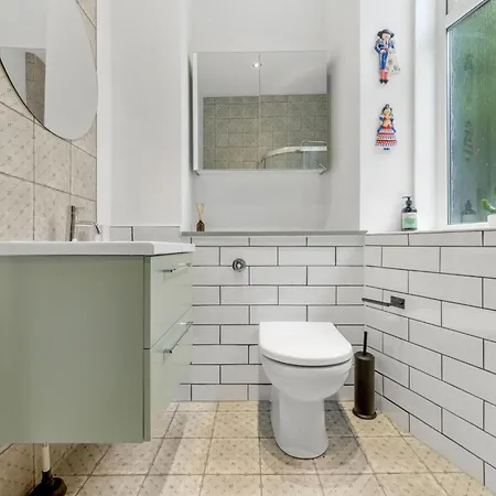 Woodford Street Apartment *