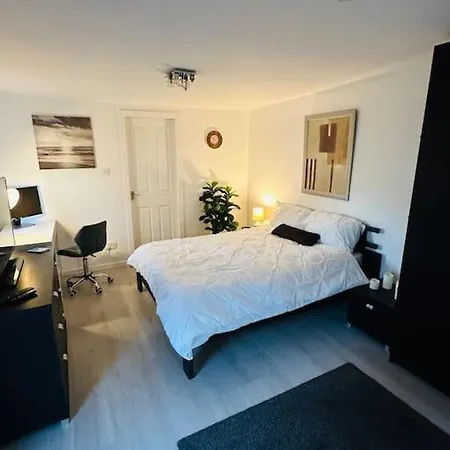 Entire Private 1 Bedroom - Guest In Apartment Glasgow