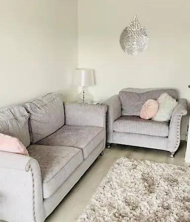 Entire 4 Bed Perfect Family In גלאזגו