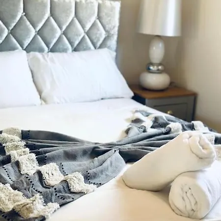 公寓 2 Bed Entire Upper Flat In *