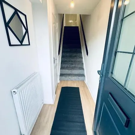 2 Bed Entire Upper Flat In * غلاسغو
