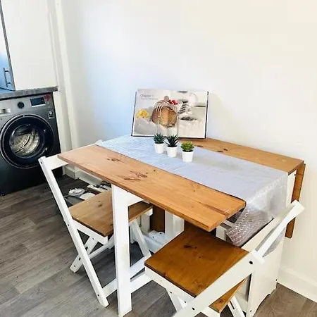 Apartment 2 Bed Entire Upper Flat In *