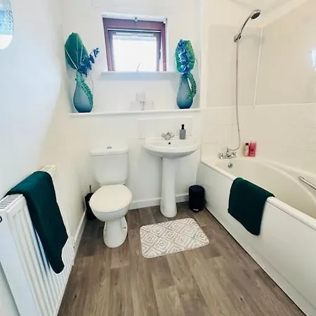 2 Bed Entire Upper Flat In Apartment Glasgow