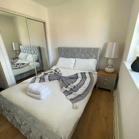 2 Bed Entire Upper Flat In Glasgow