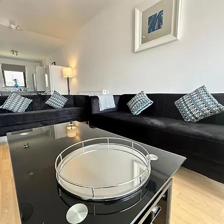 2 Bed Entire Upper Flat In Glasgow