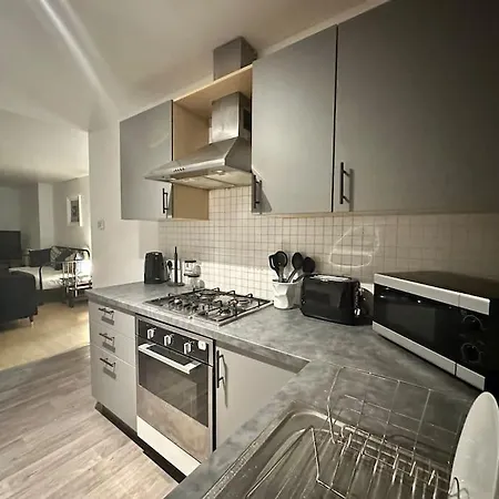 2 Bed Entire Upper Flat In * グラスゴー