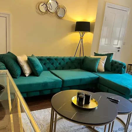 3 Bed - Sleeps 7 - Free Parking - Location Γλασκώβη