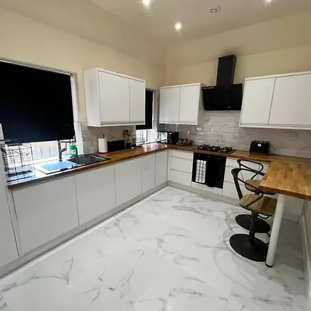 3 Bed - Sleeps 7 - Free Parking - Location *