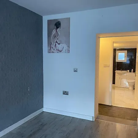 Prime Location Apartment *