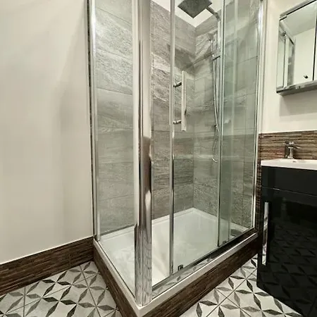 Two Bedroom Maisonette In The Heart Of The West End * גלאזגו