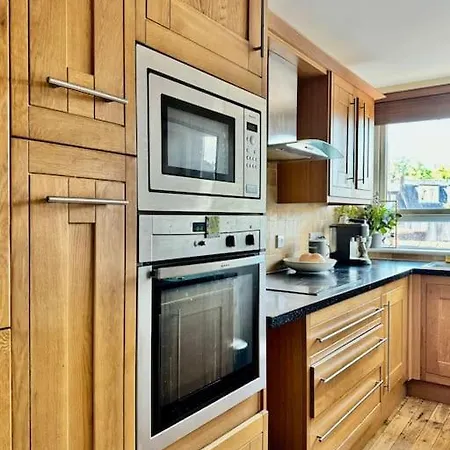 Two Bedroom Maisonette In The Heart Of The West End דירה