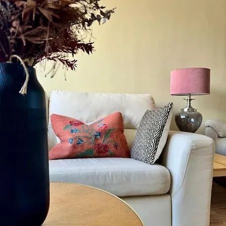 Two Bedroom Maisonette In The Heart Of The West End Apartment *