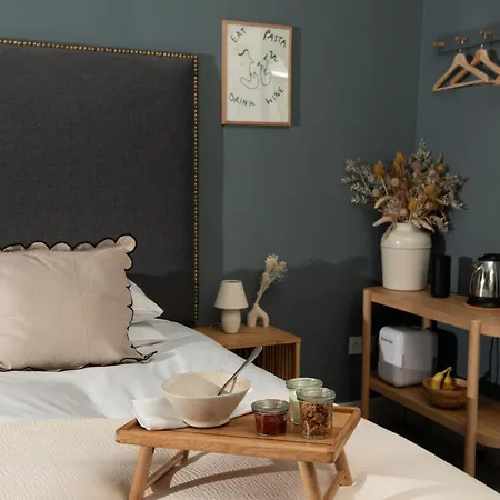 Celentano's Restaurant With Отель Глазго