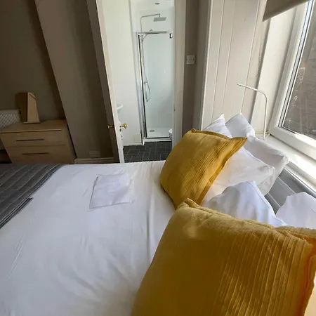 2 Bed West End Apartment *