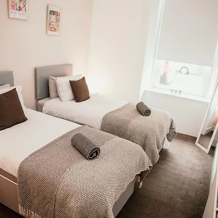 Lägenhet 4 Beds - Gateway Getaway With Free Parking Glasgow