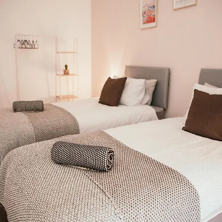 Lägenhet 4 Beds - Gateway Getaway With Free Parking Glasgow