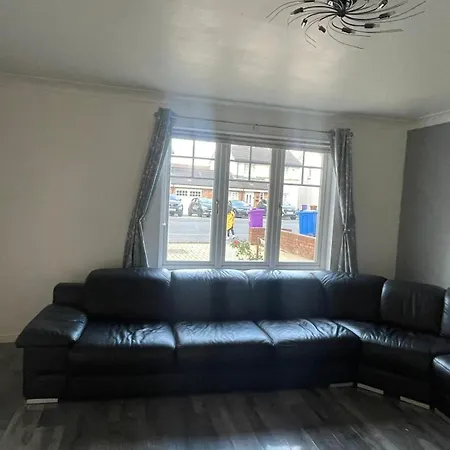 Дом отдыха Impeccable 4 Bedroom Hiuse