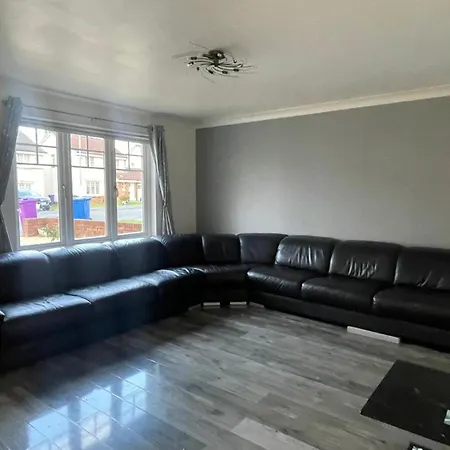Дом отдыха Impeccable 4 Bedroom Hiuse *