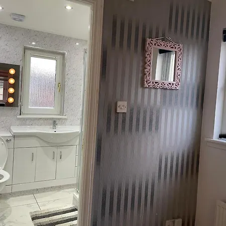 Impeccable 4 Bedroom Hiuse *