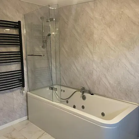 Impeccable 4 Bedroom Hiuse * Глазго