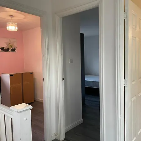 Impeccable 4 Bedroom Hiuse Глазго