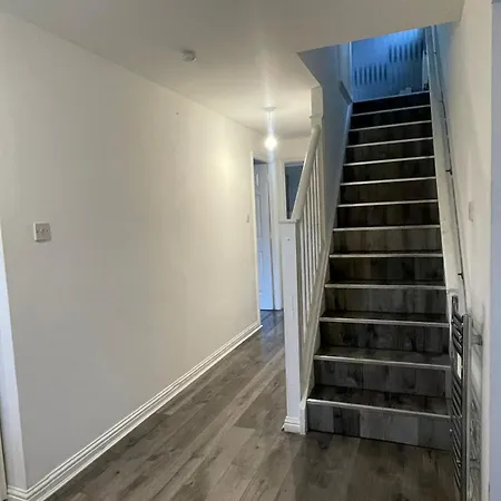 Impeccable 4 Bedroom Hiuse * Глазго