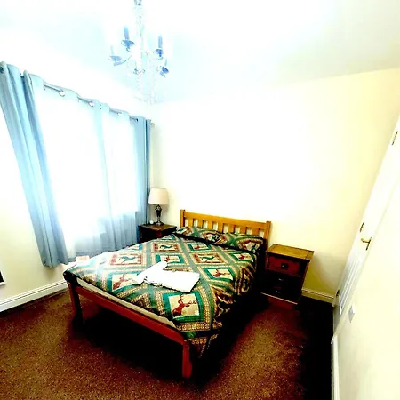 - Entire House - Free Parking , Free Super Fast Wifi , Private Garden & Parking Security Vila Glasgow